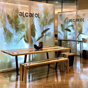 Прямоугольный стол из массива дерева и смолы