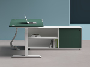 Деревянный угловой стол с регулируемой высотой со встроенной полкой