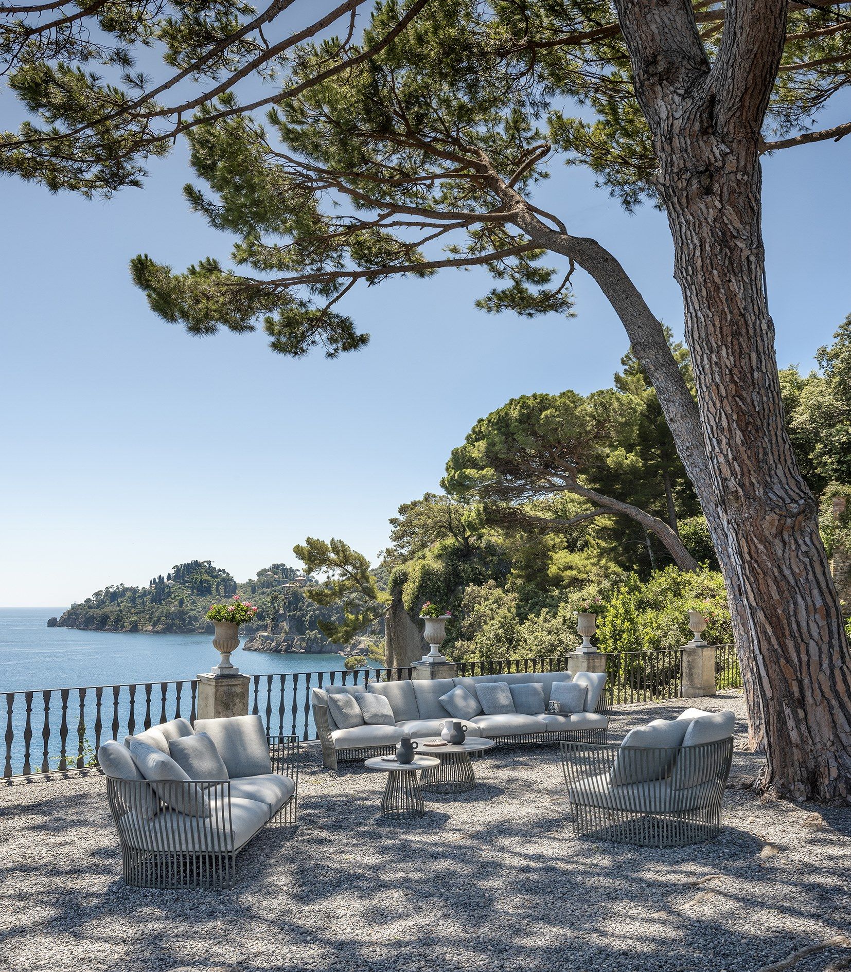 Круглый садовый столик из лавового камня Ethimo Venexia ARCH-00131166 - Вид №2