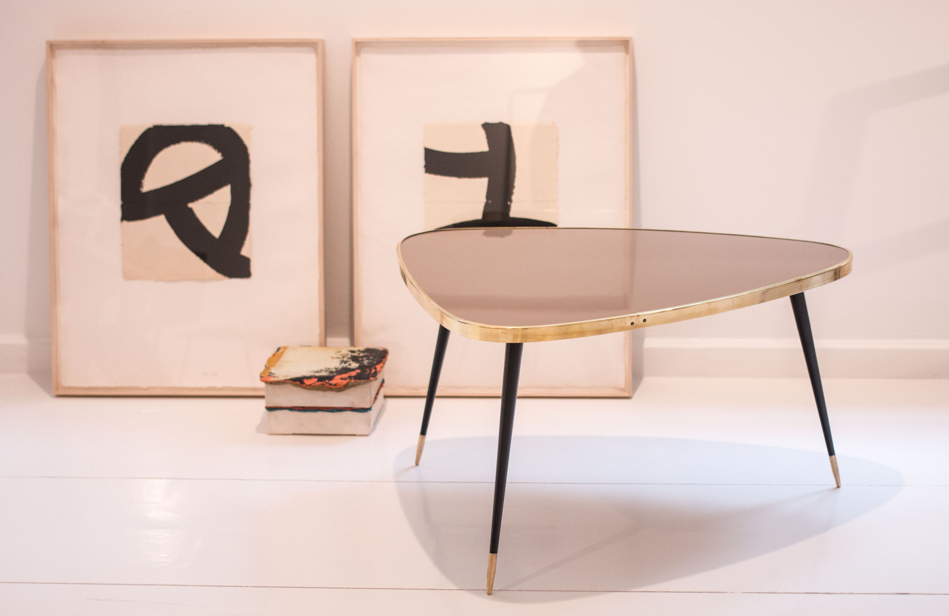 Журнальный столик из ламинированного стекла с полированным латунным профилем Jover+Valls Antique Boutique-Twist ARCH-00039988 - Вид №5