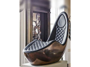 Металлическое кресло с высокой спинкой