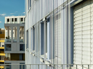 Фасадные ограждения из алюминиевых цепей