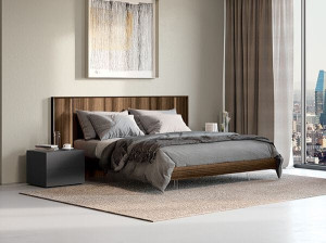 Деревянная двуспальная кровать