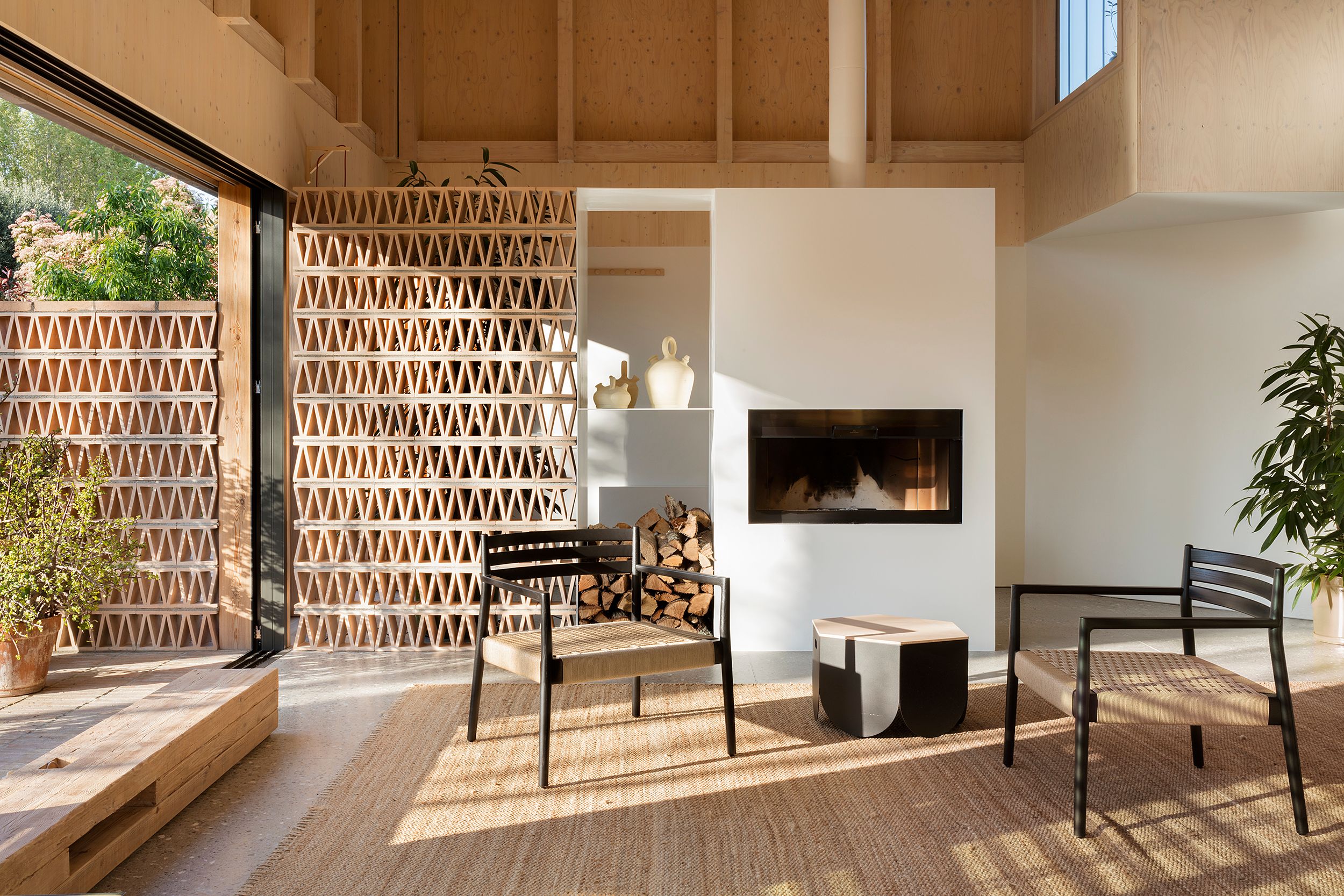 Стул из массива дерева с подлокотниками Vergés Bogart ARCH-00145271 - Вид №3