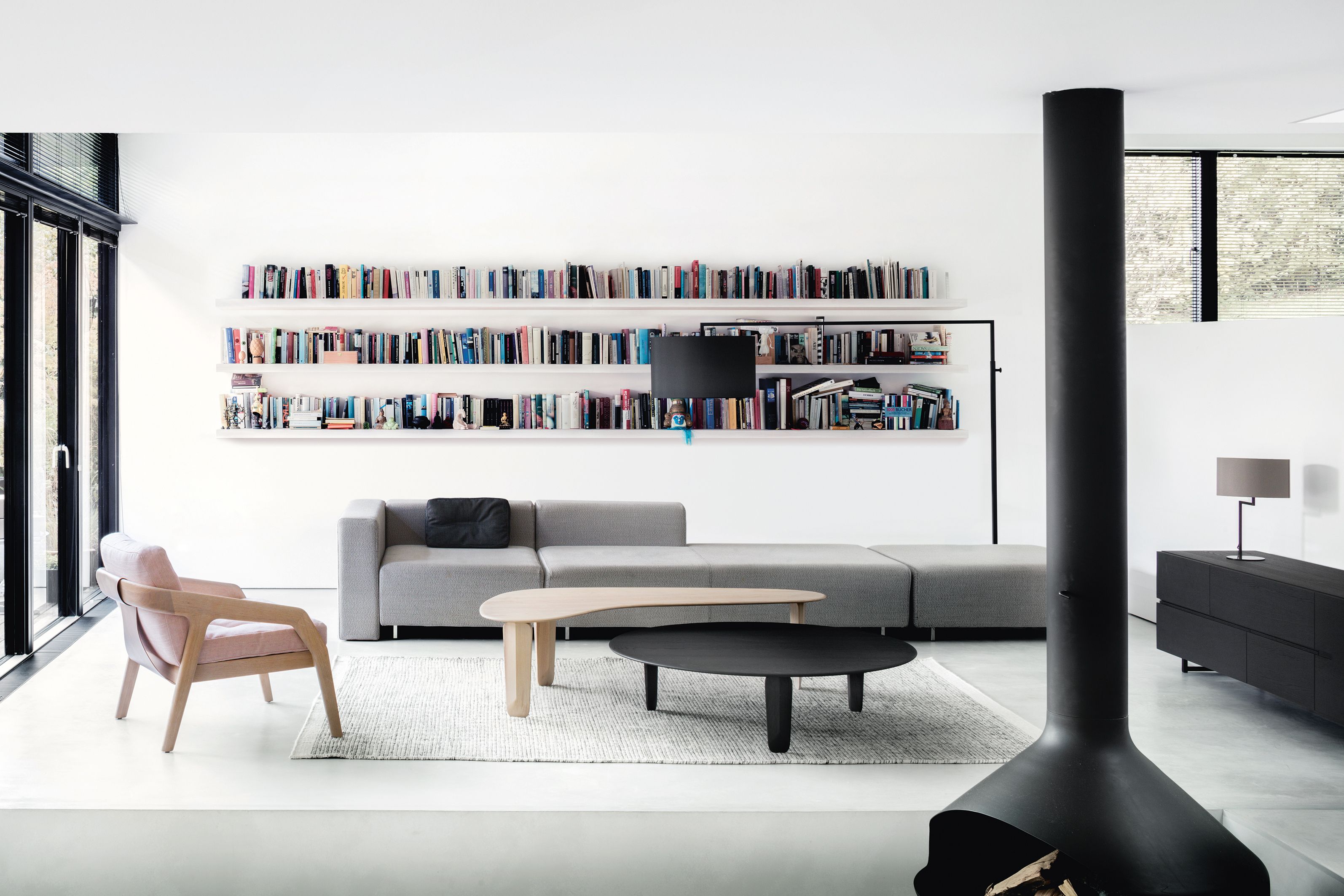 Круглый низкий журнальный столик из массива дерева ZEITRAUM Kuyu ARCH-00041048 - Вид №3