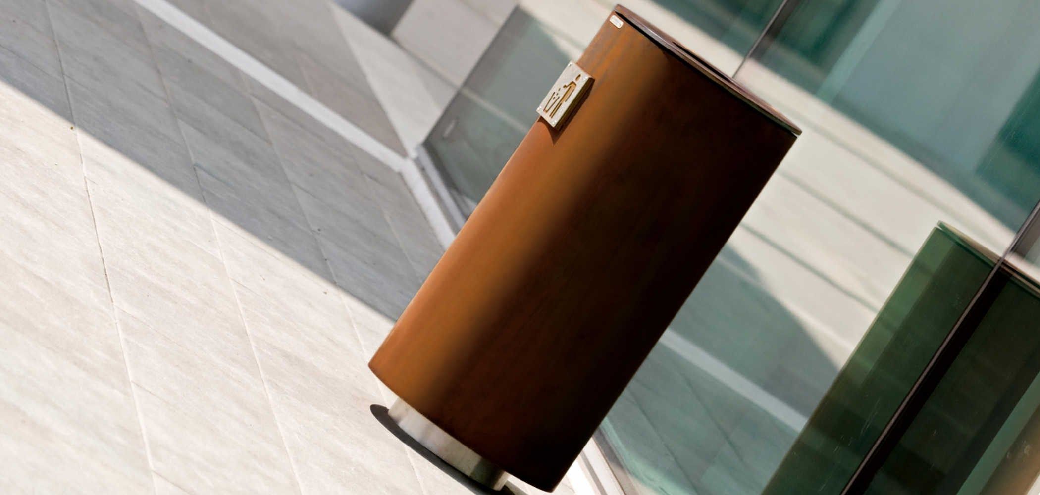 Держатель для мусора из нержавеющей стали Corten™ с крышкой и пепельницей Metalco Spencer ARCH-00084193 - Вид №2