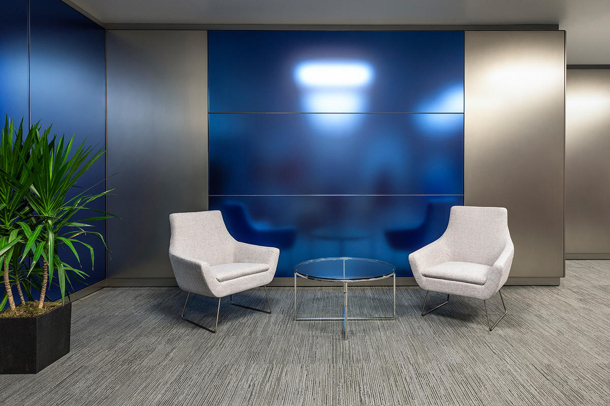 FSRT641 Система обшивки стен Levelr с панелями из стекла vivispectra vektr с индивидуальной прослойкой, показанной в конфигурации Reflective с отделкой pearlex + и открывающими ребрами из нержавеющей стали Forms-surfaces  - Вид №16