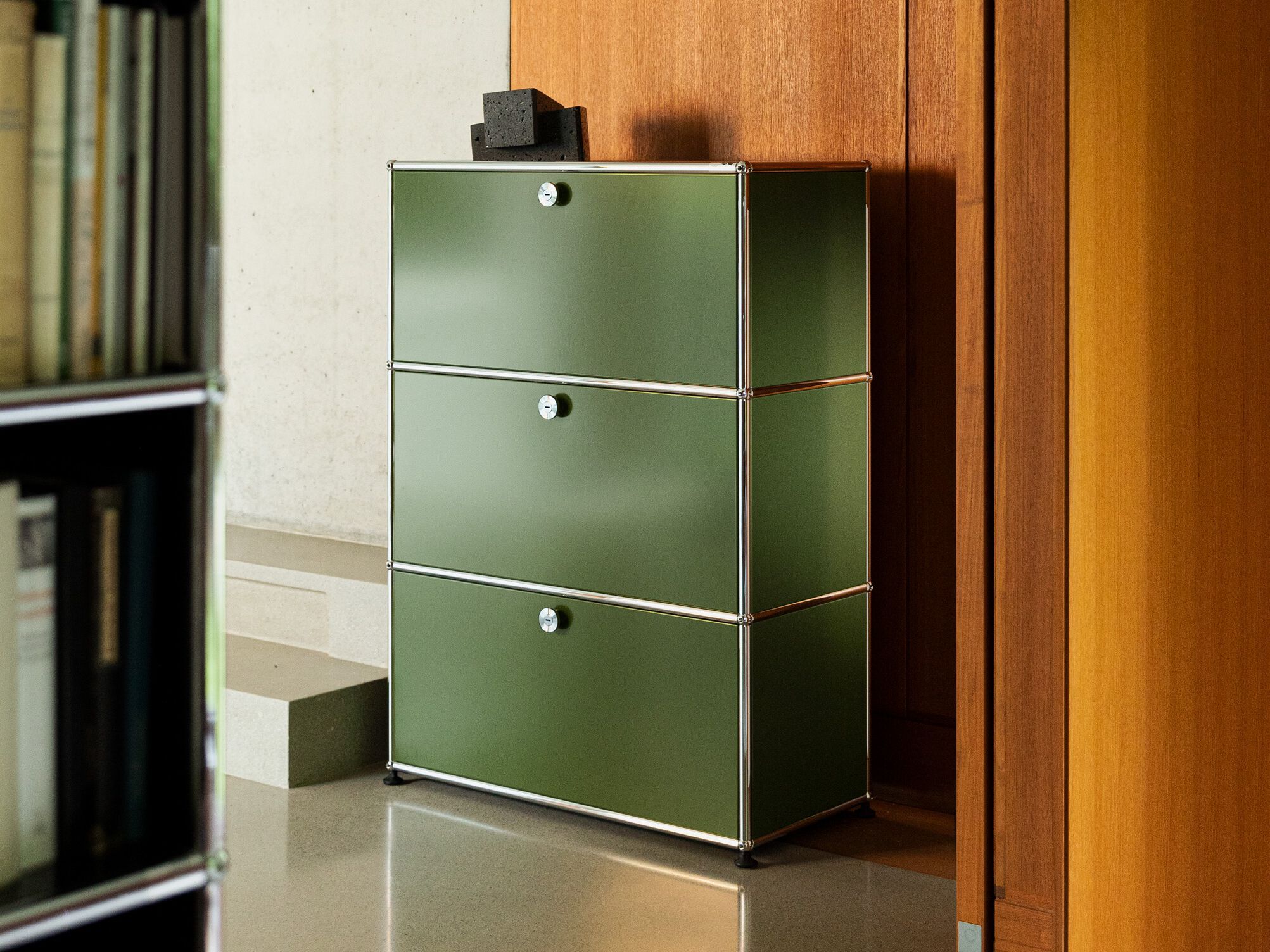 Секционный шкаф из металла с откидными дверцами USM USM Haller System ARCH-00053085 - Вид №1