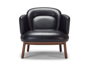 Кожаное кресло с подлокотниками