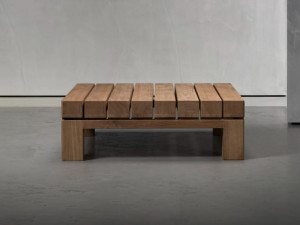 Деревянный квадратный низкий садовый столик