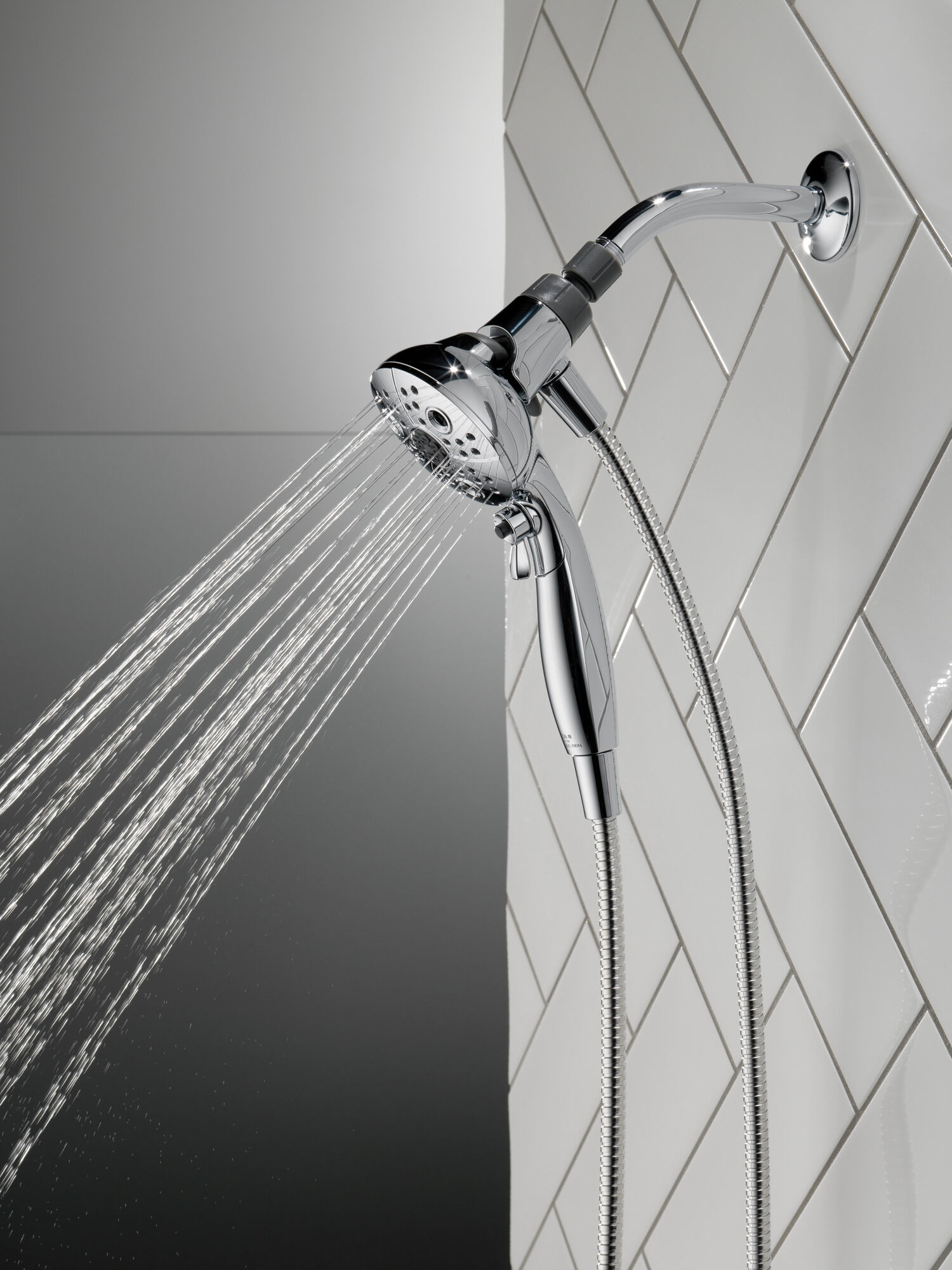 75507 Ручной душ SureDock ™ с 5 настройками Delta Faucet DELTA Хром - Вид №18