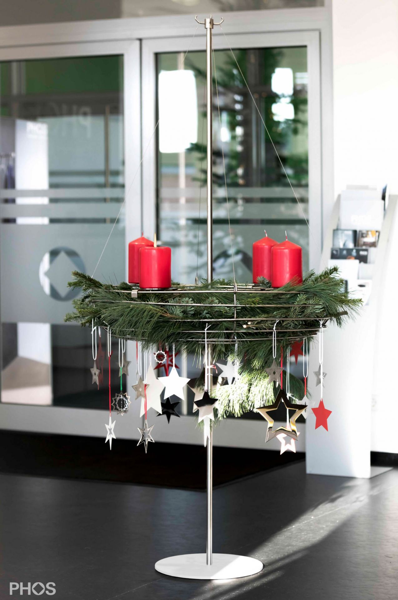 AKS1-BPW Подставка для венка Адвента с корзиной, основание: белое. PHOS  - Вид №2