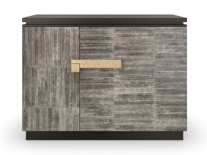 Деревянный шкаф с распашными дверями