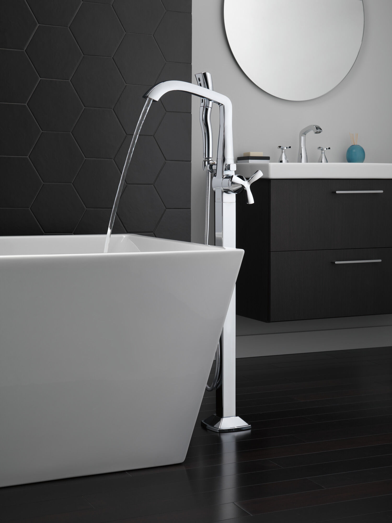 T47766-BLFL Накладка наполнителя ванны на полу с одной ручкой Delta Faucet Stryke Матовый черный  - Вид №1