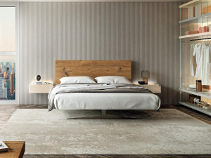 Деревянная двуспальная кровать