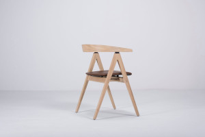 Кожаный мягкий стул с подлокотниками с открытой спинкой