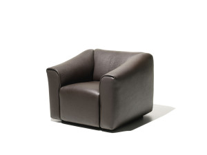 Кожаное кресло с подлокотниками