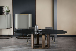 Овальный стол из стали и стекла