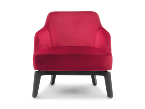 Деревянное кресло с подлокотниками