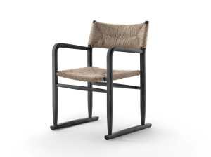 Стул из массива дерева с подлокотниками