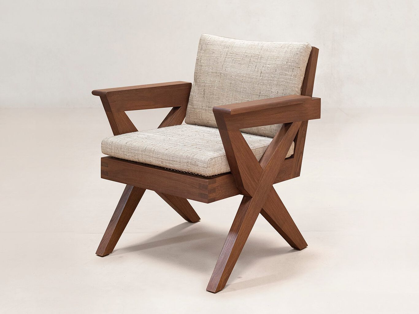 Кресло из тикового дерева с подлокотниками Phantom Hands Адитья Пракаш ARCH-00004268