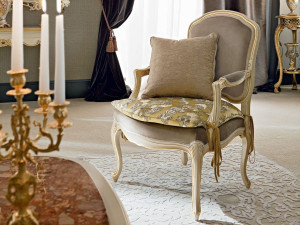 Кресло с подлокотниками