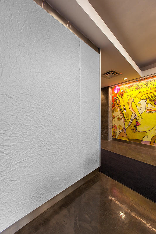 FSRT682 Система облицовки стен Levele с минимальным количеством панелей; вставки из нержавеющей стали, отделка «горный хрусталь»; vivigraphix graphica с прослойкой водорослей и стандартной отделкой; и бамбуковый шпон Forms-surfaces  - Вид №10