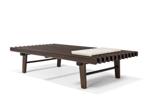 Низкий садовый столик из красного дерева