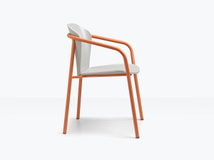 Стальное и деревянное кресло с подлокотниками