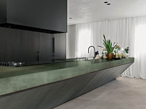 Пол / покрытие для внутреннего и наружного применения с эффектом бетона и металла