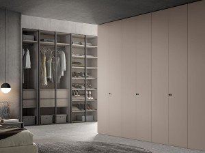 Деревянный шкаф