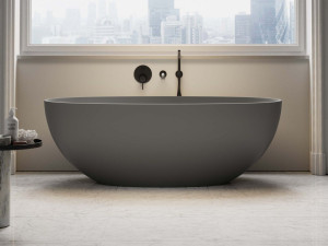 Овальная ванна в центре комнаты из смолы