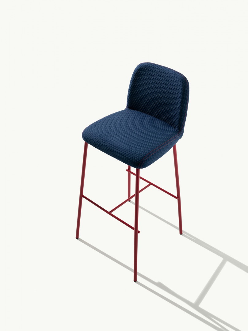 Myra 654 Табурет на 4 ножки со стальным каркасом и тканевой обивкой; версия с сиденьем высотой 77 см. Выпускается из пенопласта с впрыском политуретана в соответствии с правилами пожарной безопасности Великобритании. Et al. Myra - Вид №1