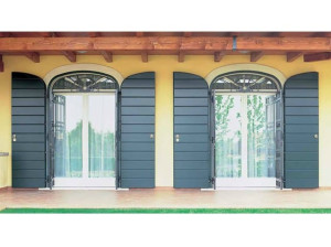 Деревянная распашная оконная дверь с тройным остеклением