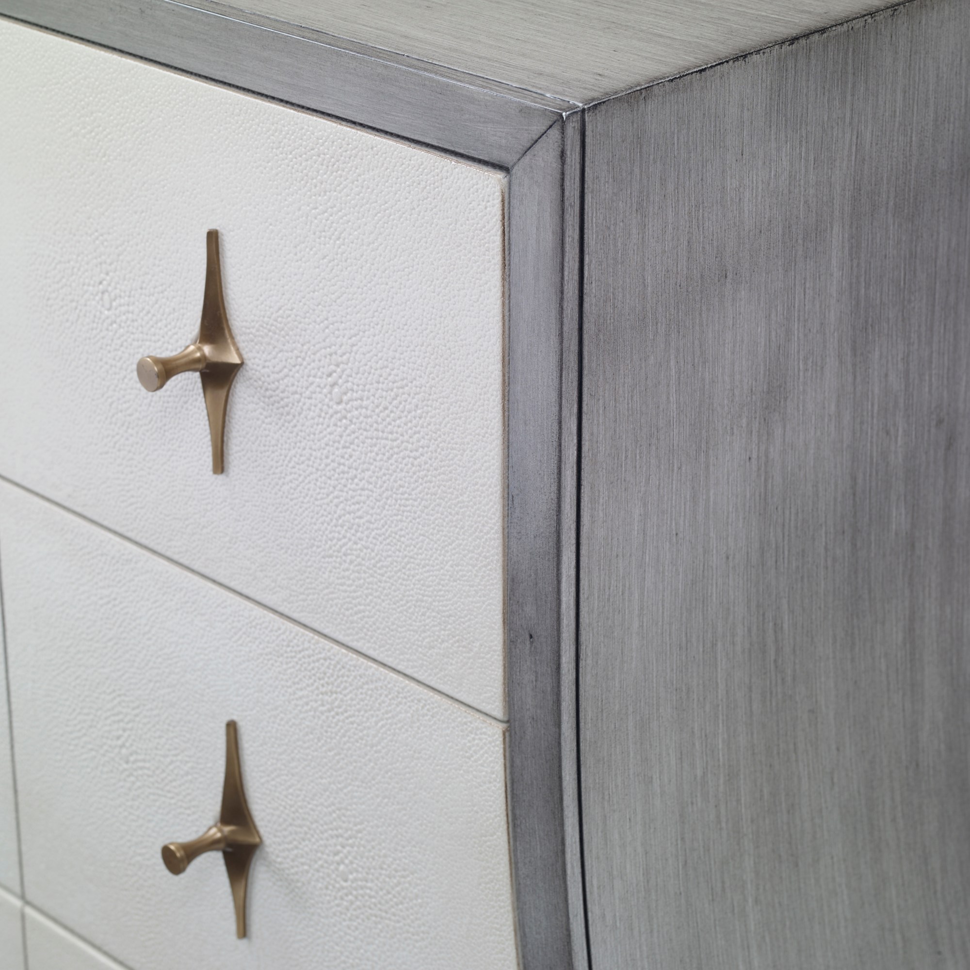 Тумбочка 02293-830-010 Tapered Chest - Ash Grey / Linen Ambella  - Вид №3