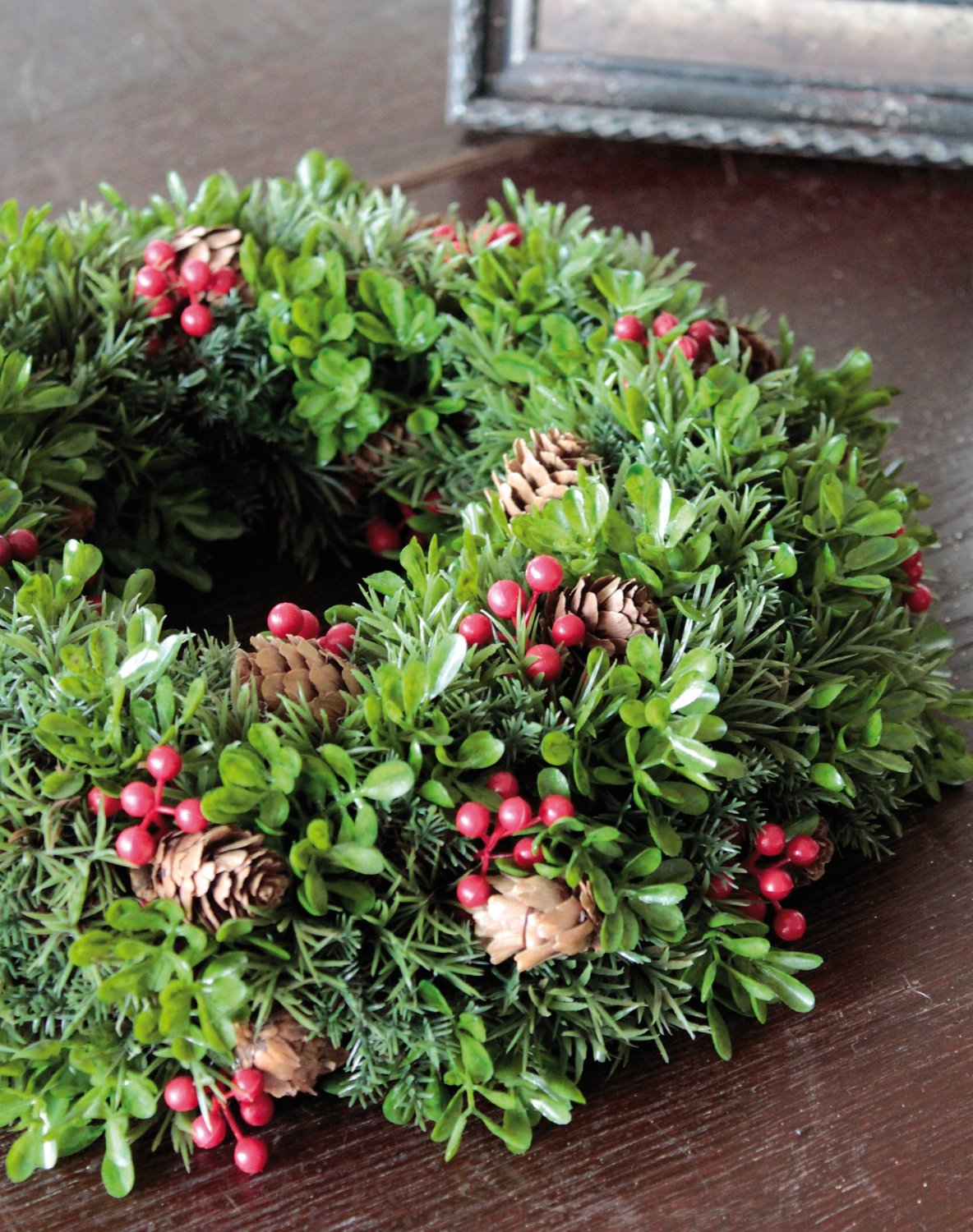 1040 883 a3 Венок искусственный 'ель / самшит / ягоды / шишки', Ø 37 см, зеленый H-andreas  - Вид №4