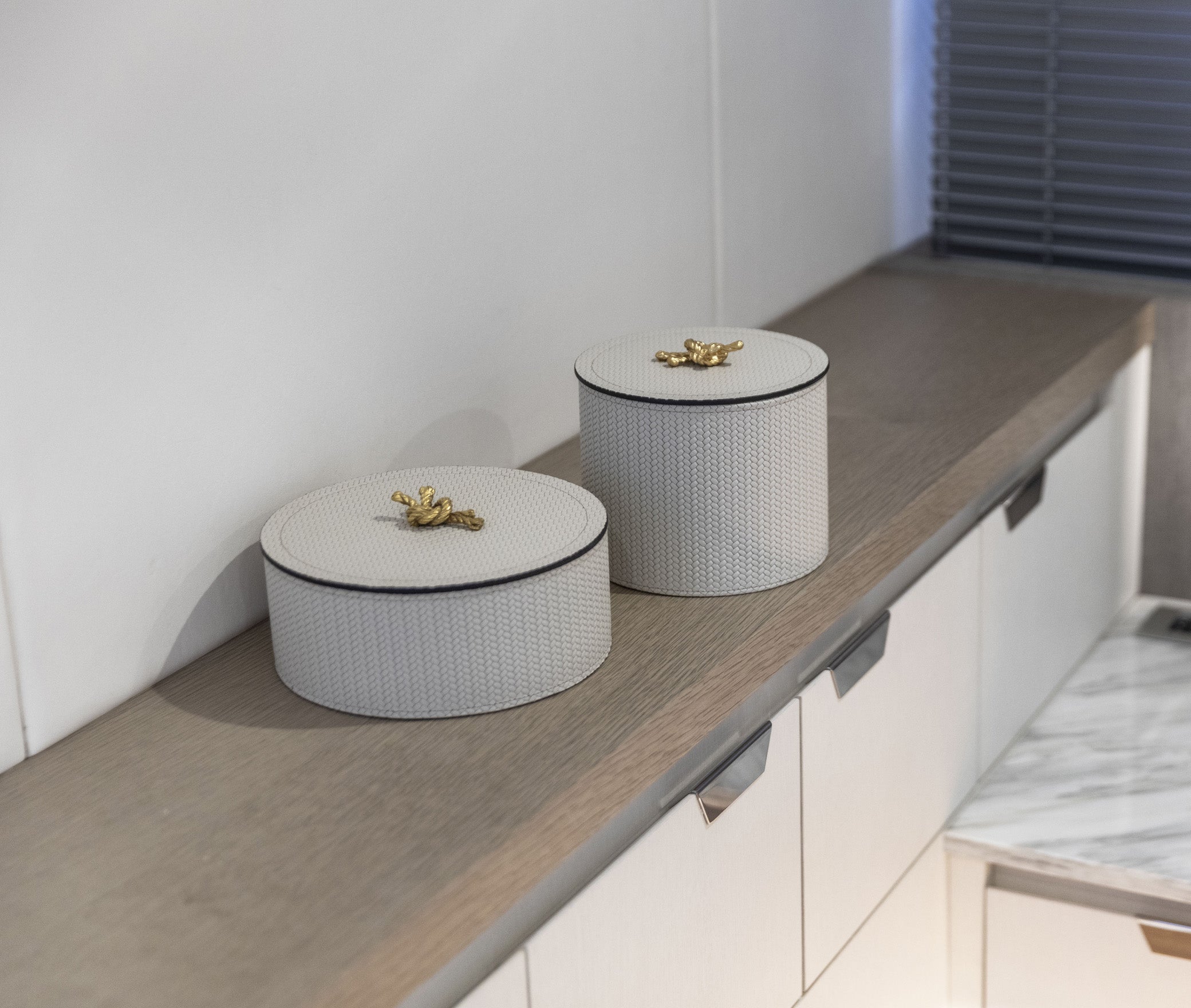 Круглая шкатулка Thalia - Ø 17XH8 см / металл-хром / ari-leather_taupe Pinetti 00.1124.037.048 - Вид №4