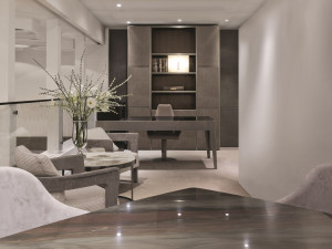 Кожаный мягкий поворотный стул