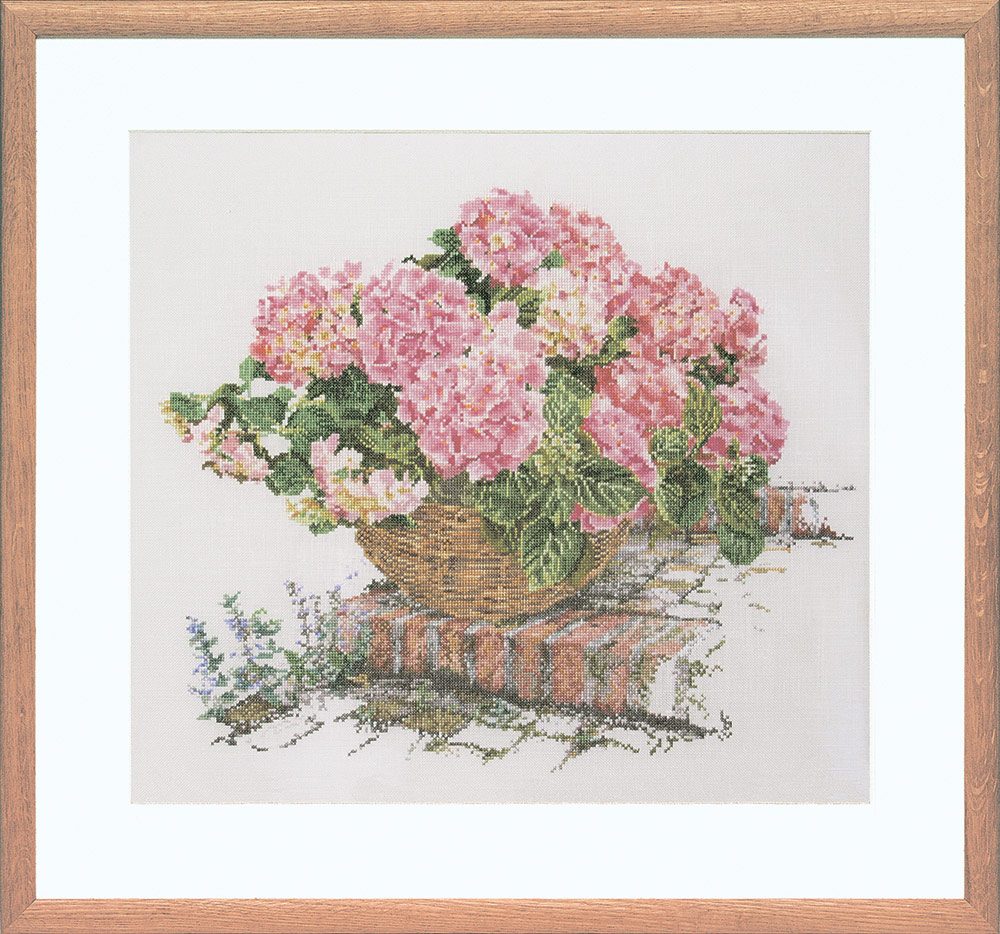 2047А Набор для вышивания Розовые гортензии 44 х 39 см Thea Gouverneur 