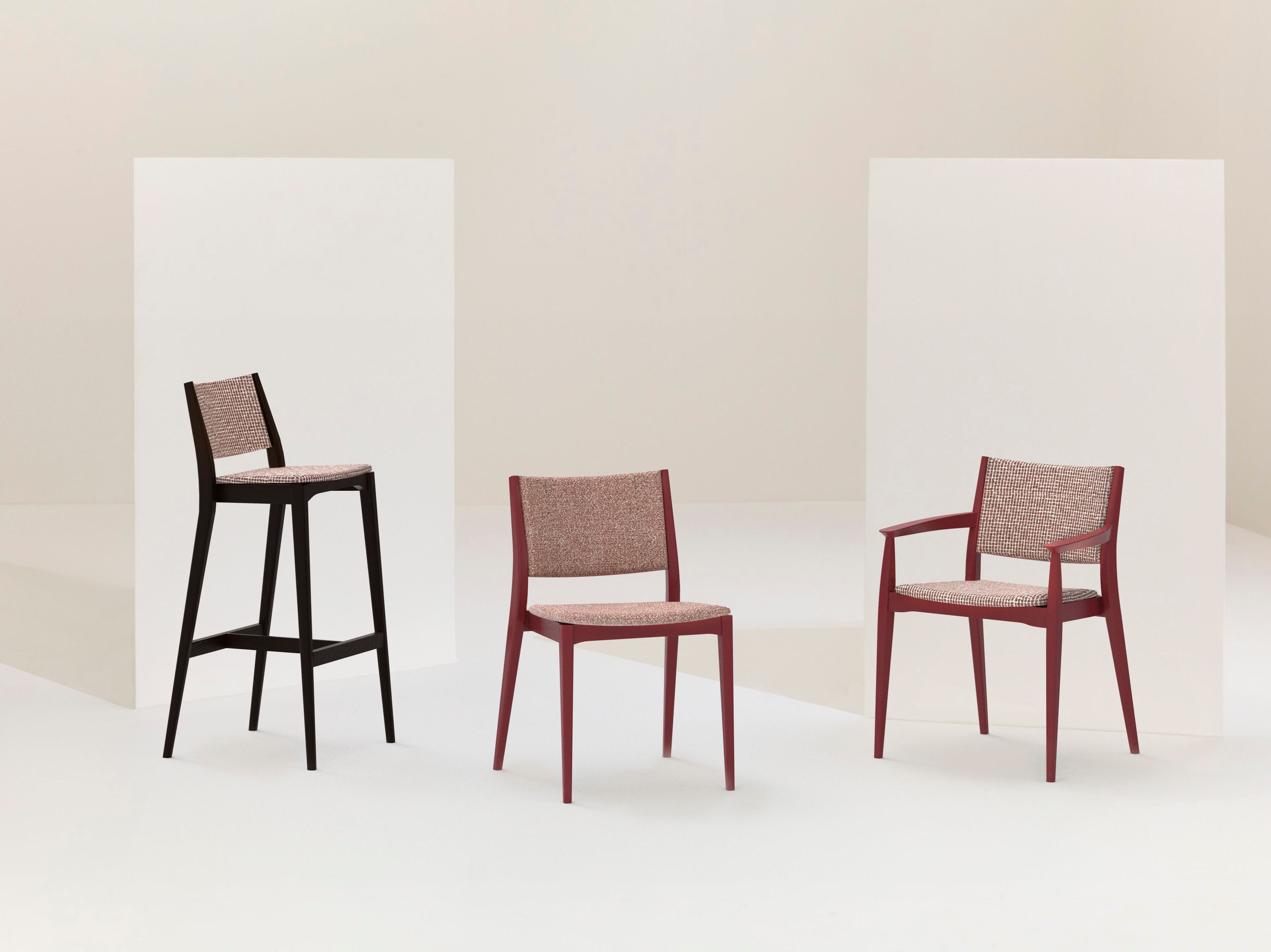 Кресло из бука с подлокотниками и мягким сиденьем/спинкой Billiani Blazer ARCH-00049061 - Вид №2