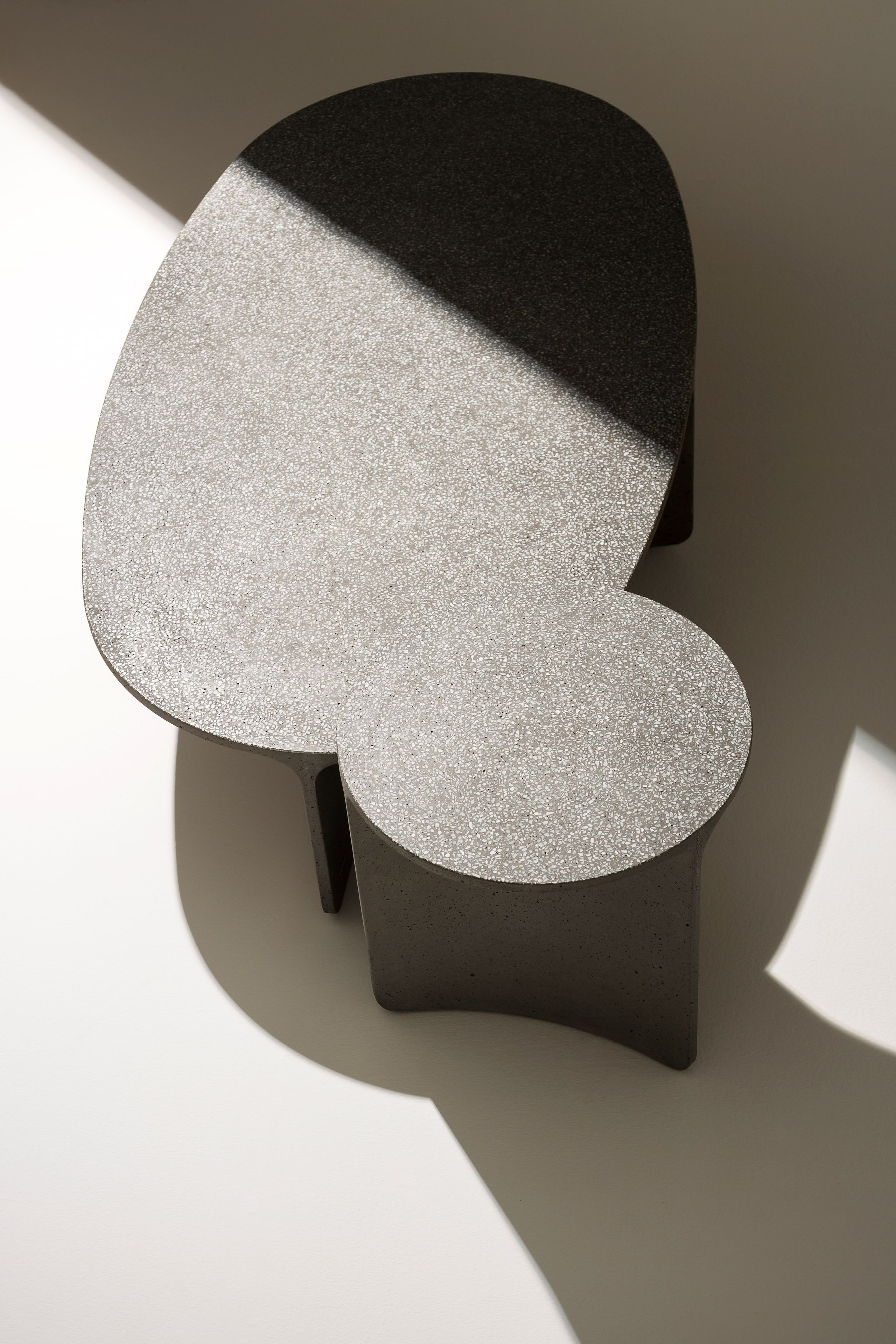 Бетонный овальный низкий садовый столик RODA Aspic ARCH-00066210 - Вид №1