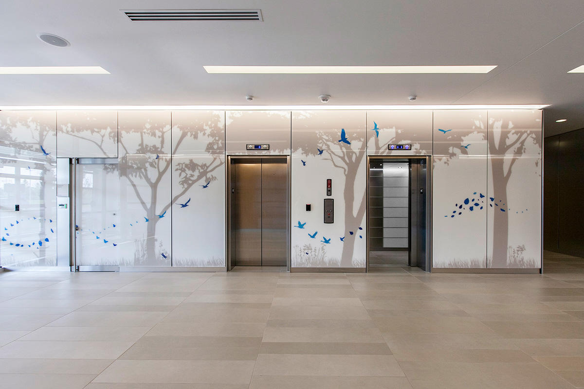 FSRT673 Система облицовки стен Levele с захватными панелями; вставки из склеенной бронзы с натуральной патиной и узором калахари в princeton medical arts pavilion, plainsboro, new jersey Forms-surfaces  - Вид №16