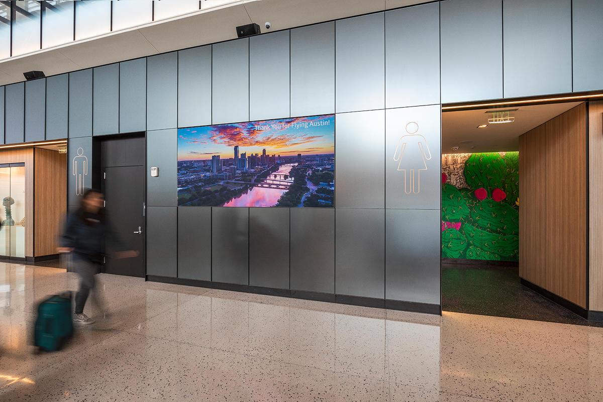 FSRT634 Коридор верхнего уровня с градиентным стеклом vivigraphix в конфигурации обзора с промежуточным слоем с парообразным рисунком и стандартной отделкой; система выравнивания стен с панелями из вивихромного хромового стекла в отражающей конфигурации с Forms-surfaces  - Вид №7