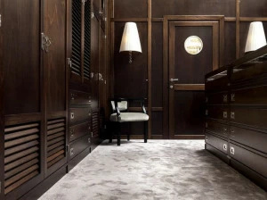 Caroti Встроенный шкаф с буазери и межкомнатной дверью. Via montenapoleone