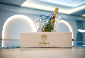 Плавающий журнальный столик из искусственной кожи