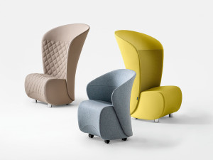 Кожаное кресло с подлокотниками