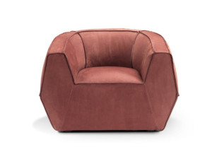 Кожаное кресло с подлокотниками