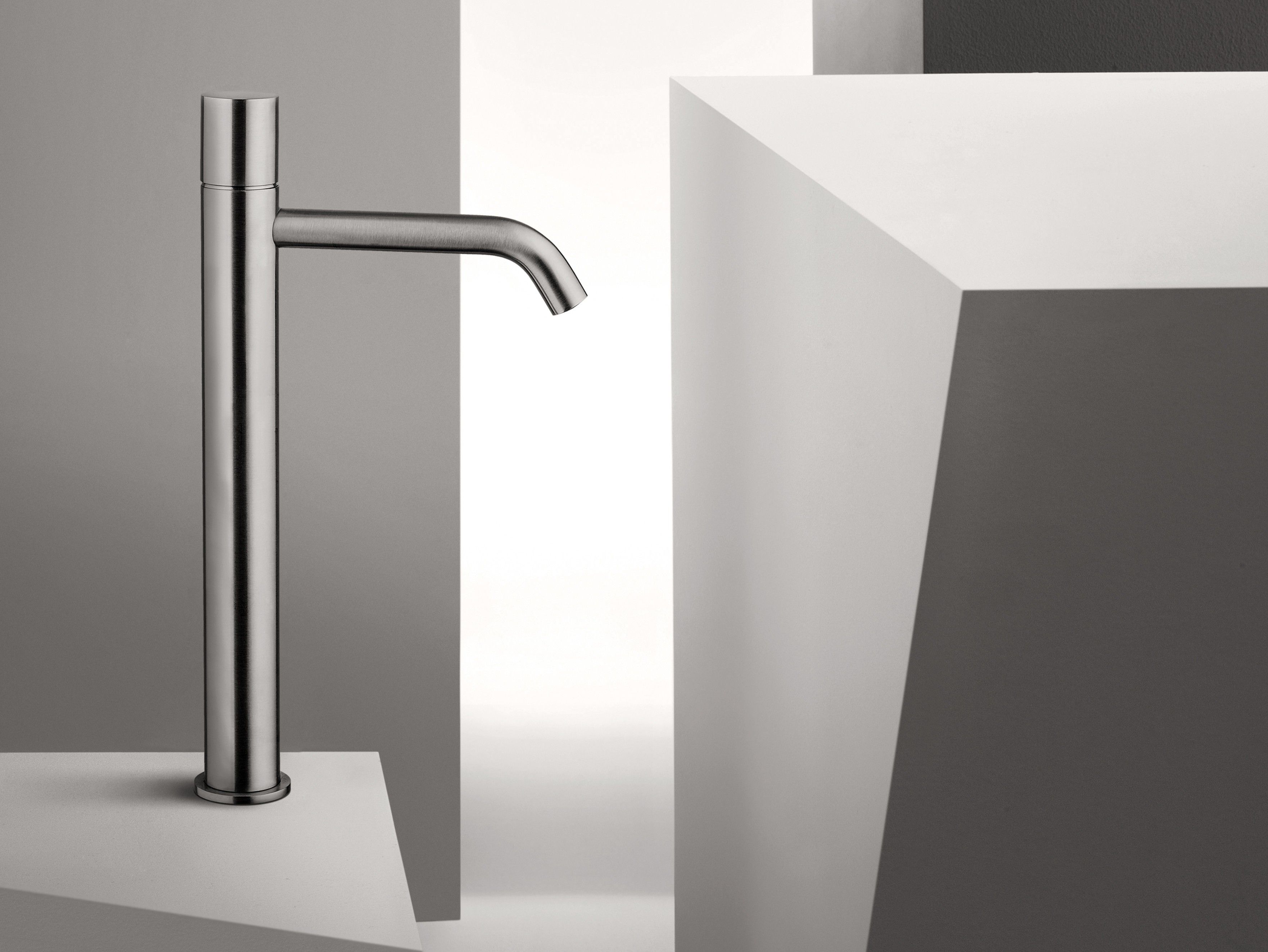 Однорычажный смеситель для раковины с ограничителем расхода Fantini Rubinetti NOSTROMO SMALL ARCH-00006388