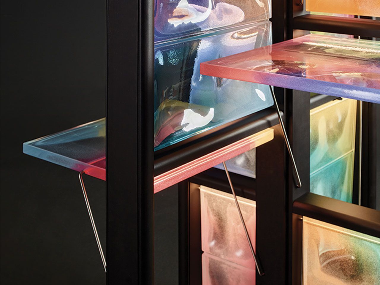 Модульный двухсторонний книжный шкаф из смолы и бука с подсветкой Bottega Ghianda LUIGI (O MI AMATE VOI) ARCH-00010623