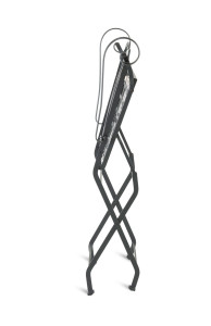 Железный стул с подлокотниками